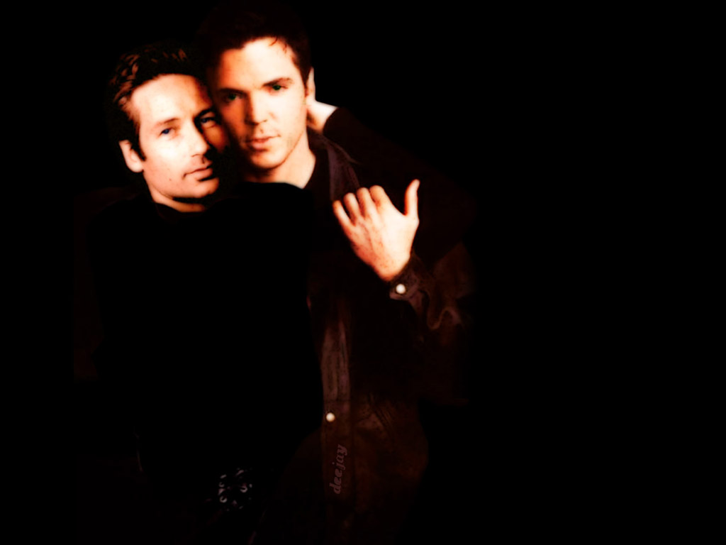  Hold - Mulder-Krycek by deejay
Keywords: xfiles_art;xfiles_wpr
